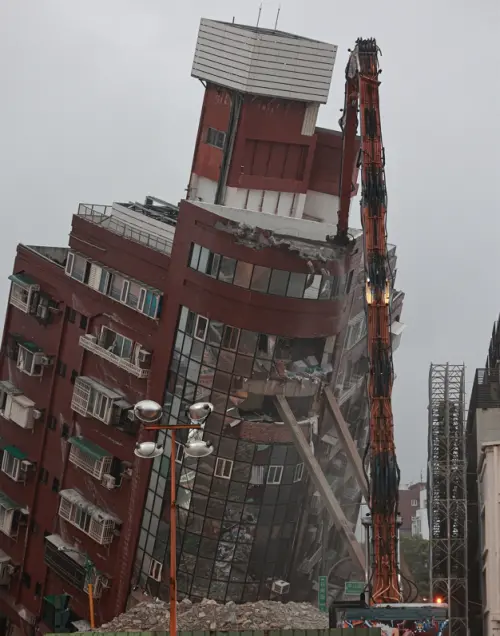 ▲ 由於花蓮天王星大樓周邊都有建築物，因此拆除施工無法進駐大量機具，只能先以長臂大鋼牙從高處拆除。（圖／記者葉政勳攝，2024.04.05）