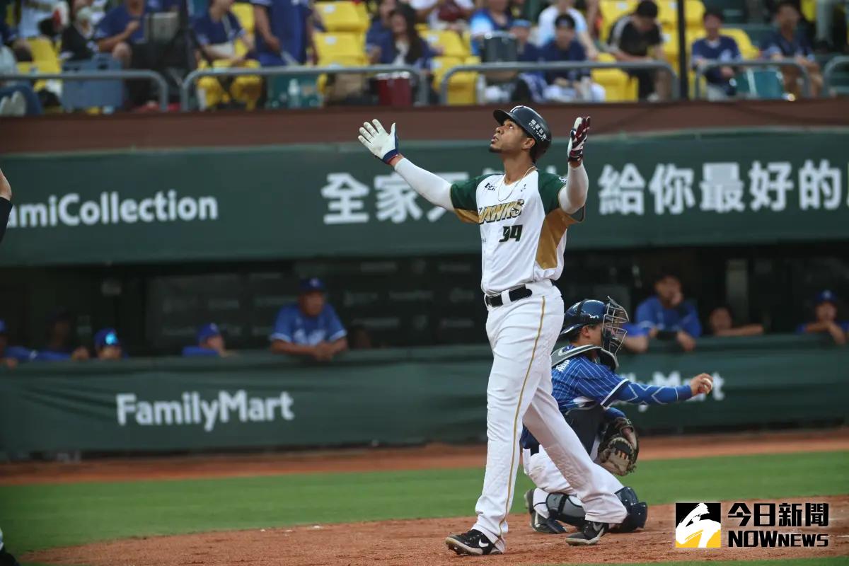 ▲台鋼雄鷹洋砲魔鷹敲隊史首次雙響砲，賽後MVP舞台分享自己最愛擺火影「千鳥結印」，還曾被以為是幫派份子。（圖／陳明中攝）