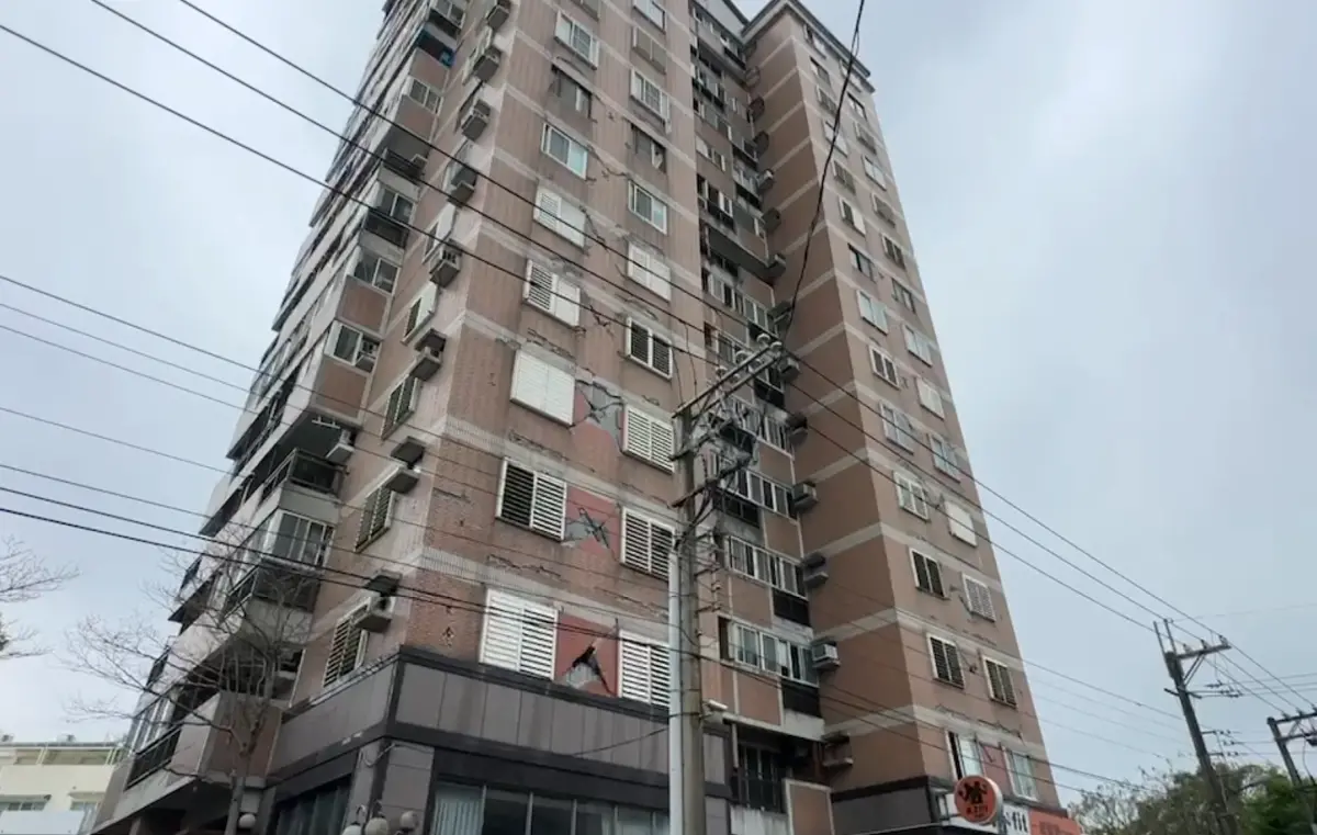 ▲花蓮吉安鄉一棟16層樓高的「山海觀大樓」，1至10樓外牆全裂，屋內也被震到變形，上百名住戶遷出安置，前衛生署長葉金川也成為受災戶。（圖／翻攝畫面）