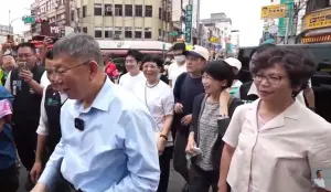 獨/雲林補選暗藏民眾黨內鬥 蔡壁如懷疑遭設局咬耳朵「被放送」 ▲蔡壁如(右)今陪黨主席柯文哲到大甲鎮瀾宮參拜。(圖/翻攝柯文哲YT,2024.04.05)