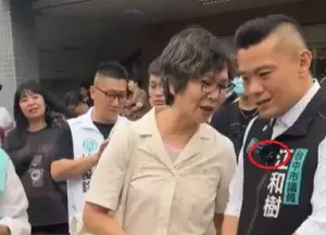 獨/雲林補選暗藏民眾黨壺內風暴!蔡壁如疑遭設局 咬耳朵被直播 ▲蔡壁如和江和樹咬耳朵,卻沒注意江和樹胸前別著麥克風(紅圈)。(圖/翻攝江和樹臉書,2024.04.05)