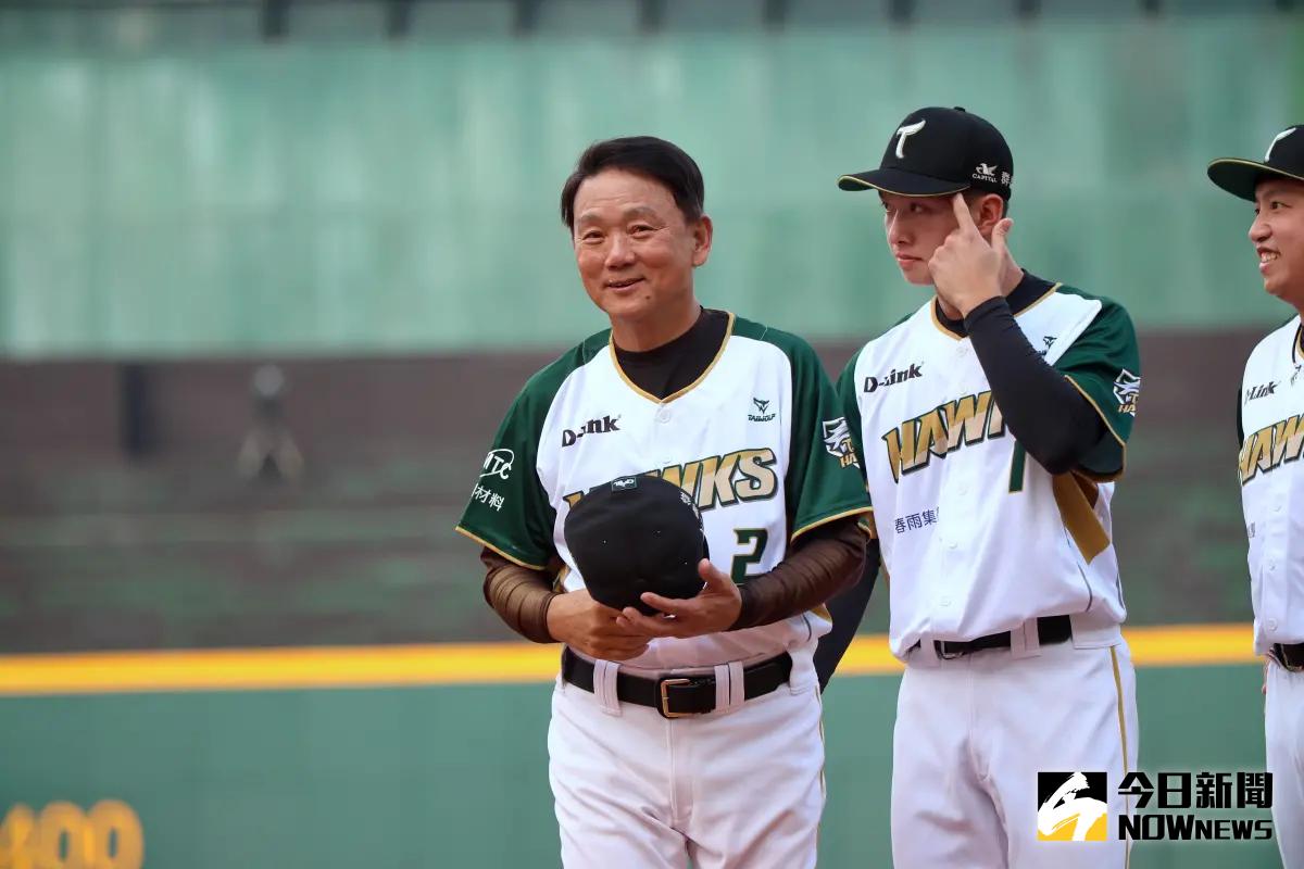 ▲台鋼總教練洪一中賽後被關在澄清湖球場地下室，高雄市運發局坦承疏失。（圖／NOWnews資料照）