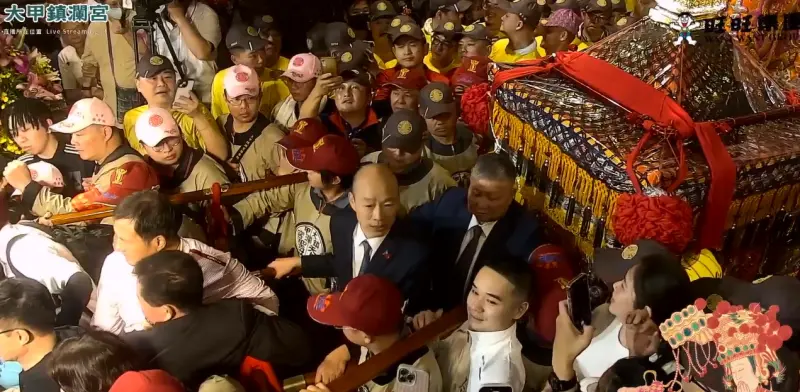 湧進20萬人大甲媽子時起駕　韓國瑜首度扶轎信徒高喊「韓總統」