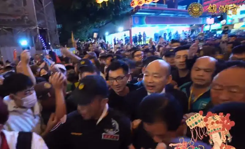 ▲今年參與的信眾比往年多，立法院院長韓國瑜、副院長江啟臣突破重重人牆進入廟內。（圖／翻攝大甲鎮瀾宮臉書，2024.04.05）