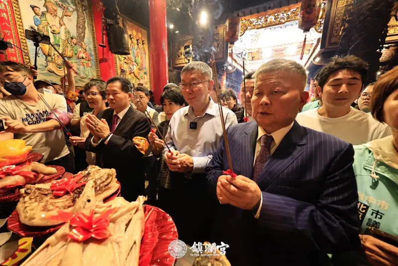 ▲顏清標陪同民進黨主席柯文哲向媽祖上香。（圖／翻攝大甲鎮瀾宮臉書，2024.04.05）