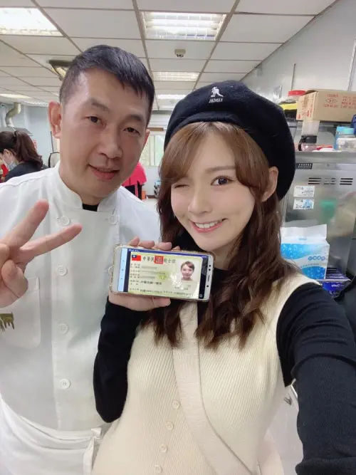 ▲林莎（右）不只愛吃還喜歡下廚做料理，多年前便考取中西餐丙級證照。（圖／林莎臉書）