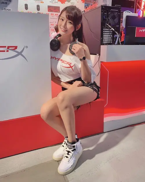 ▲林莎17歲從高雄北漂打拚，入行前當過展場Show girl、活動主持人和模特兒。（圖／林莎臉書）