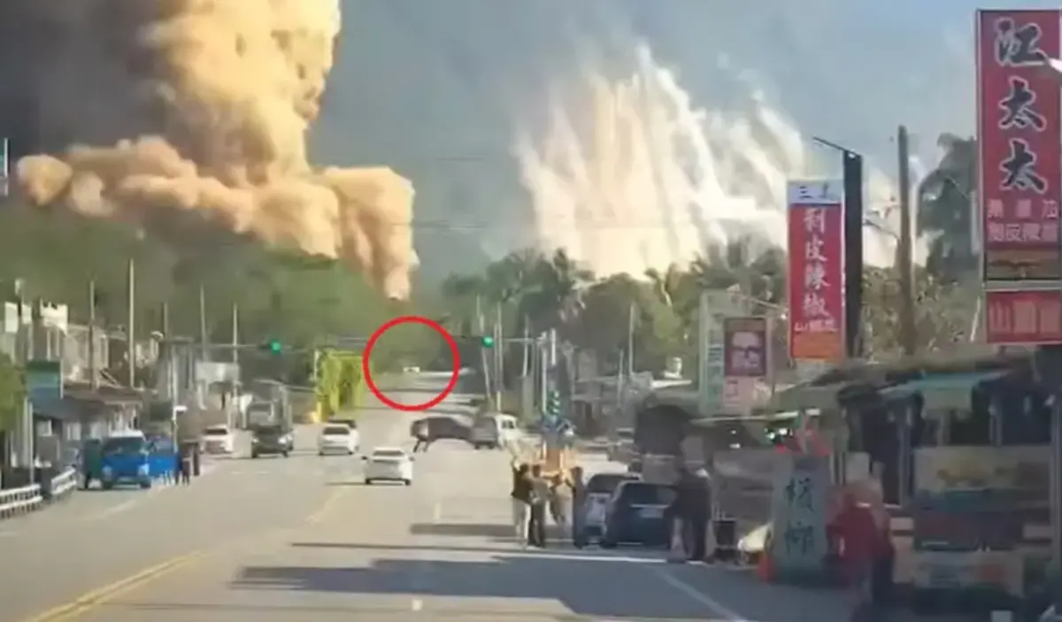 ▲有民眾捕捉到驚險瞬間，當土石準備落下掩埋在路上車子時，駕駛人油門催到底逃命成功。（圖/爆料公社）