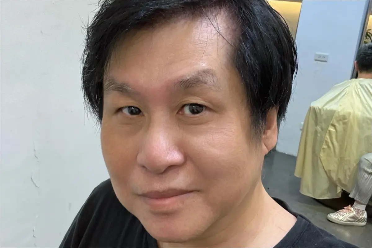 ▲資深歌手鄭智化因罹患小兒麻痺症而不良於行，他今（25）日發文怒轟深圳機場「最沒人性」，工作人員在旁冷眼看他「連滾帶爬爬進飛機」。（圖／鄭智化臉書）