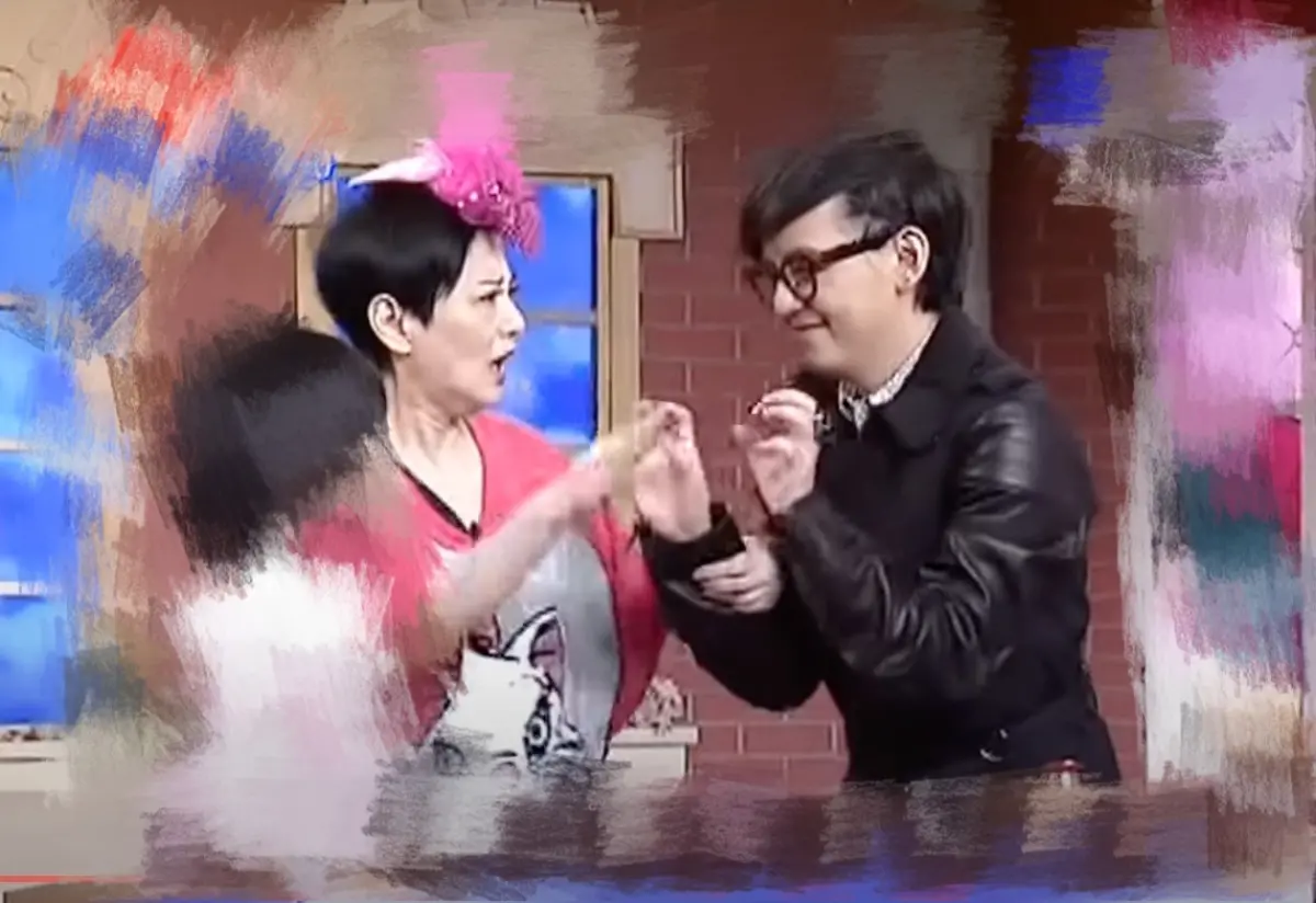 ▲黃子佼過去上節目因答對題目跟女童擊掌，結果變成十指緊扣，主持人張小燕見狀緊急出面阻止。（圖/YouTube）