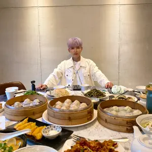 ▲韓國男子天團 Super Junior的厲旭曾在個人推特上發出滿滿一桌美食的圖片，被粉絲認出就是以老宅改建的文青湯包店「古北饕」。（圖／翻攝厲旭X）