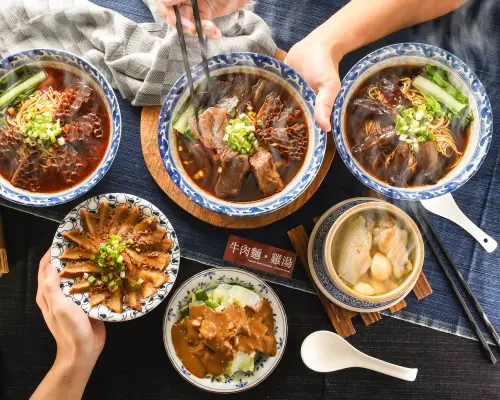 ▲SOMI與BIGBANG成員太陽曾一起到「牛肉麵．雞湯」吃宵夜。（圖／翻攝「牛肉麵．雞湯」臉書）