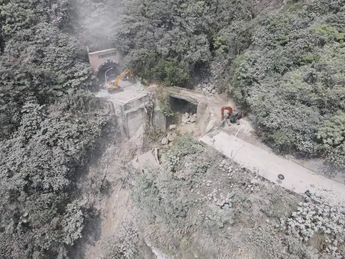 ▲下清水橋被震垮，交通部改建靠山一側的古橋當便道。（圖／翻攝網路）