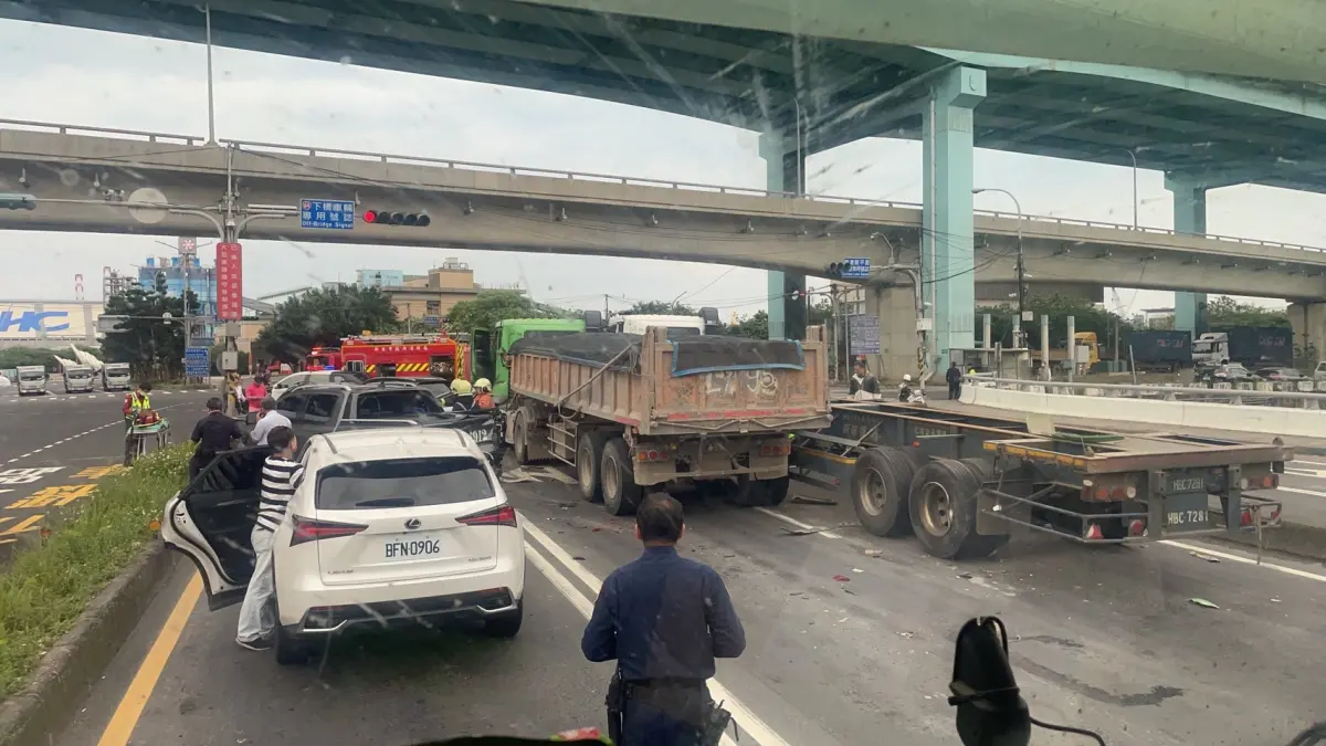 ▲6日上午，新北市八里區商港路、臨港大道，發生追撞車禍事故，一名年約50多歲女子無生命跡象，被緊急送淡水馬偕醫院搶救，仍傷重不治。（圖／民眾提供）