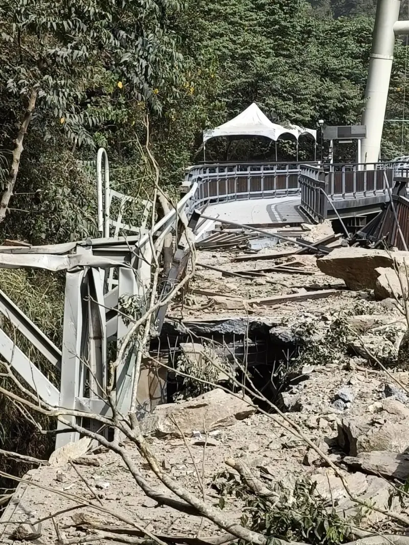 ▲ 布洛灣吊橋橋面遭落石砸穿。（圖／翻攝太魯閣國家公園管理處臉書）