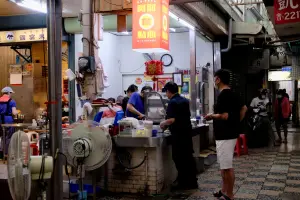 ▲阿財點心位在沙卡里巴的巷弄內。（圖／記者葉盛耀攝）