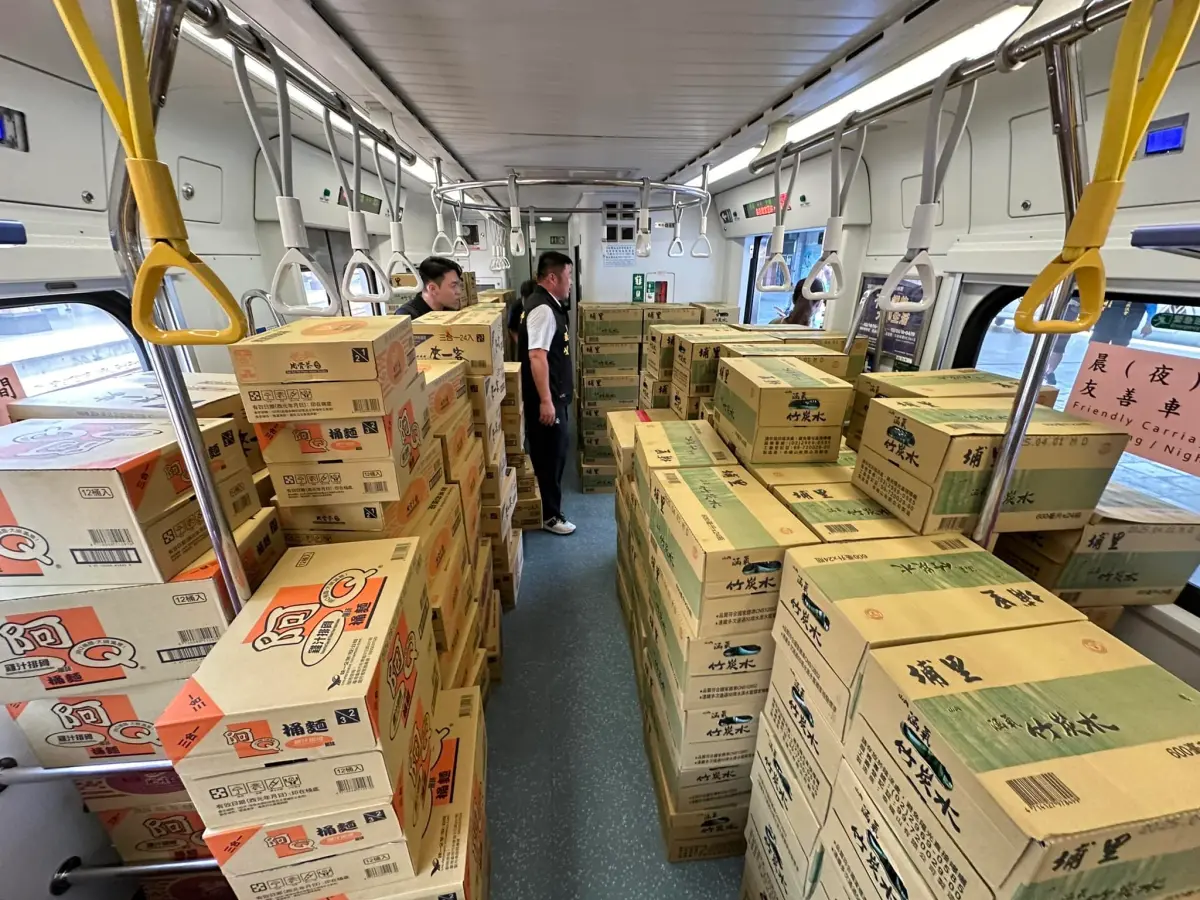 ▲台鐵協助運送泡麵與飲水前往花蓮，車廂內堆滿了救援物資。（圖／台鐵公司提供）