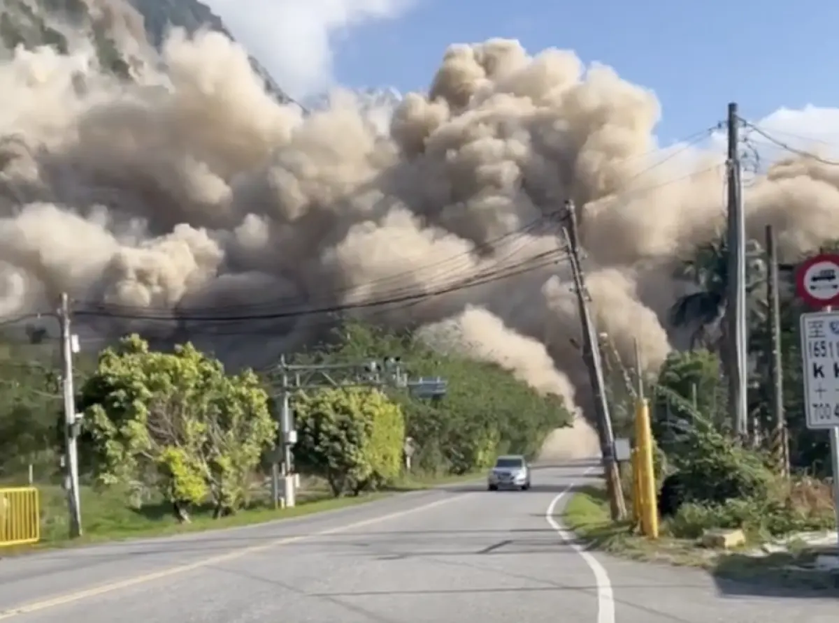 ▲「花蓮馮迪索」高速從崇德山崩塌沙塵中逃出，影片引起大量關注，但另一名網友貼出其他視角的側拍影片，表示當時「花蓮馮迪索」只是慢慢開而已，車速並沒有特別快。（圖／翻攝自臉書）
