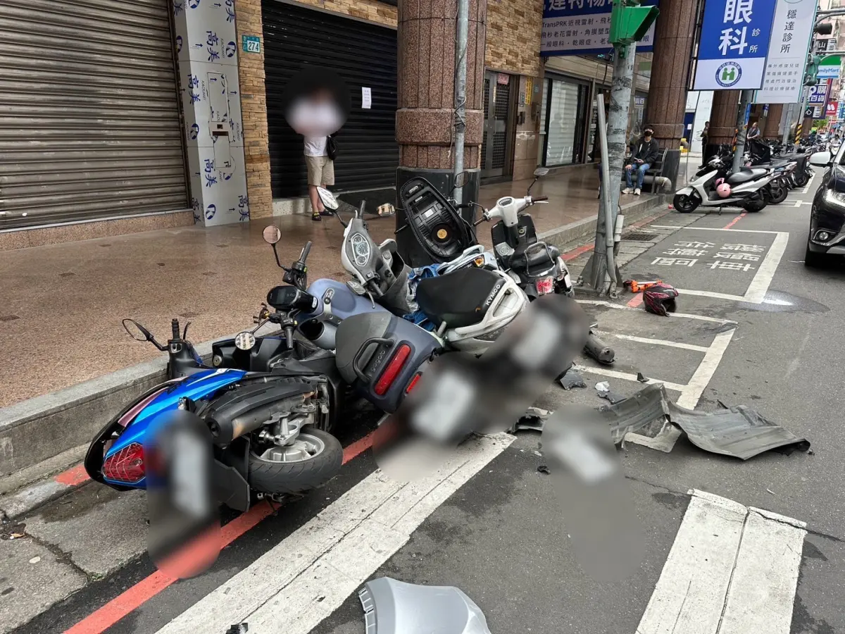 ▲新莊一輛銀色小客車失控衝撞21輛機車，後續肇事逃逸。（圖／翻攝畫面）