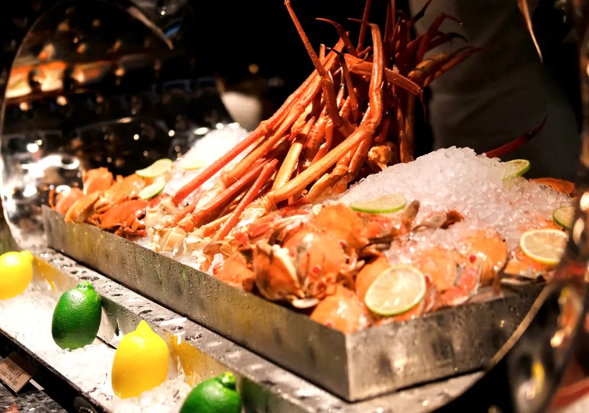 ▲四月是餐飲淡季，吃到飽餐廳除了折扣，更是端出高檔海鮮，包含松葉蟹、龍蝦等，《NOWnews今日新聞》整理10家Buffet，菜色、價格都拿來比一比。（圖／記者葉盛耀攝）