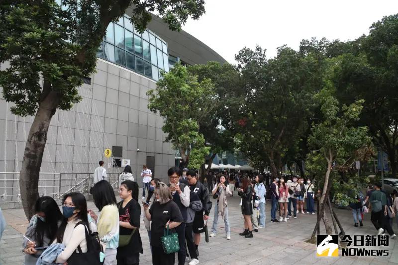 ▲▼排隊搶IU演出現場票的人潮粗估600至700人,隊伍沒有盡頭。(圖/記者陳明中攝)