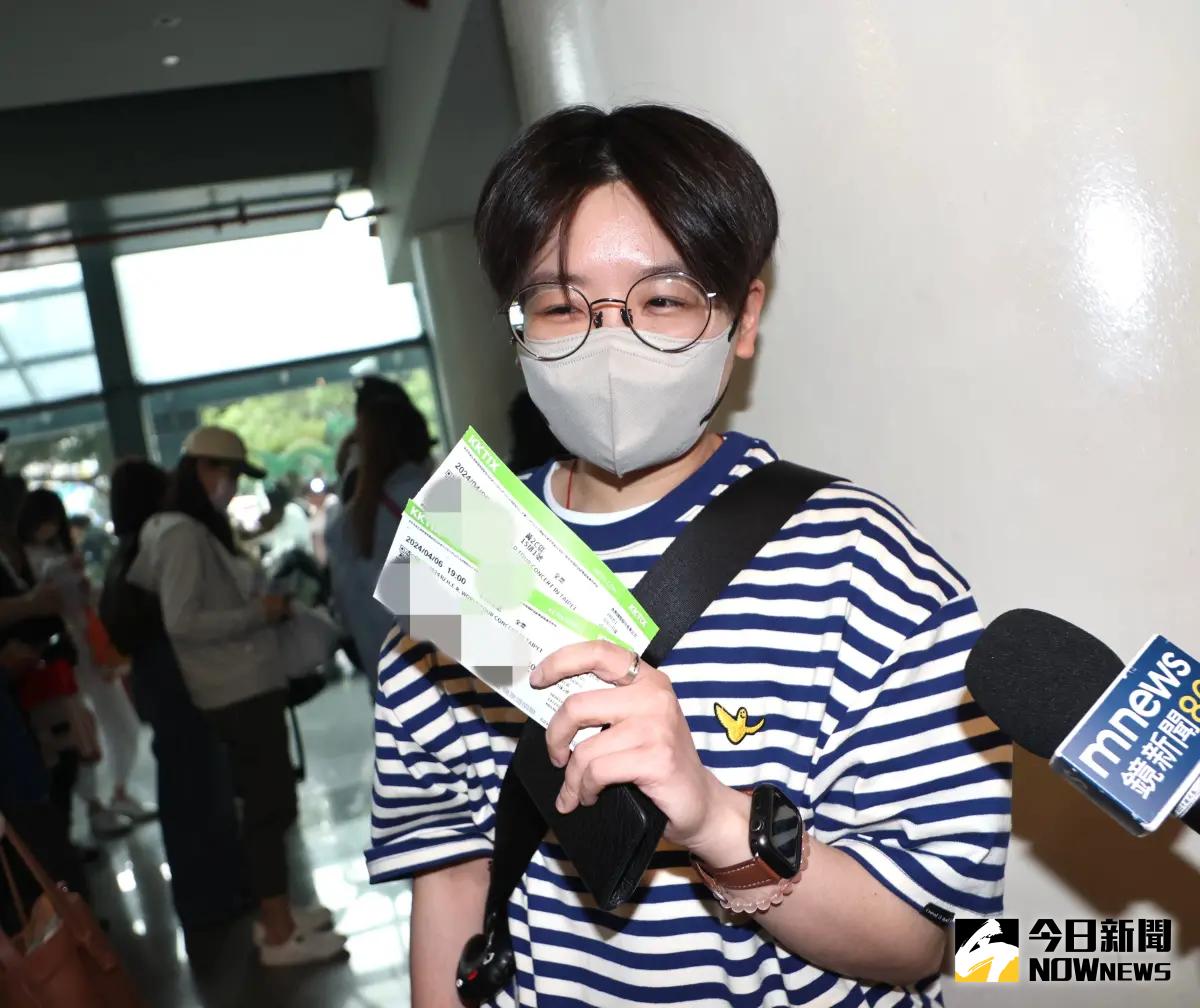 ▲張小姐夜排4天3夜搶到頭香，直呼買到IU的演唱會門票超開心。（圖／記者陳明中攝）