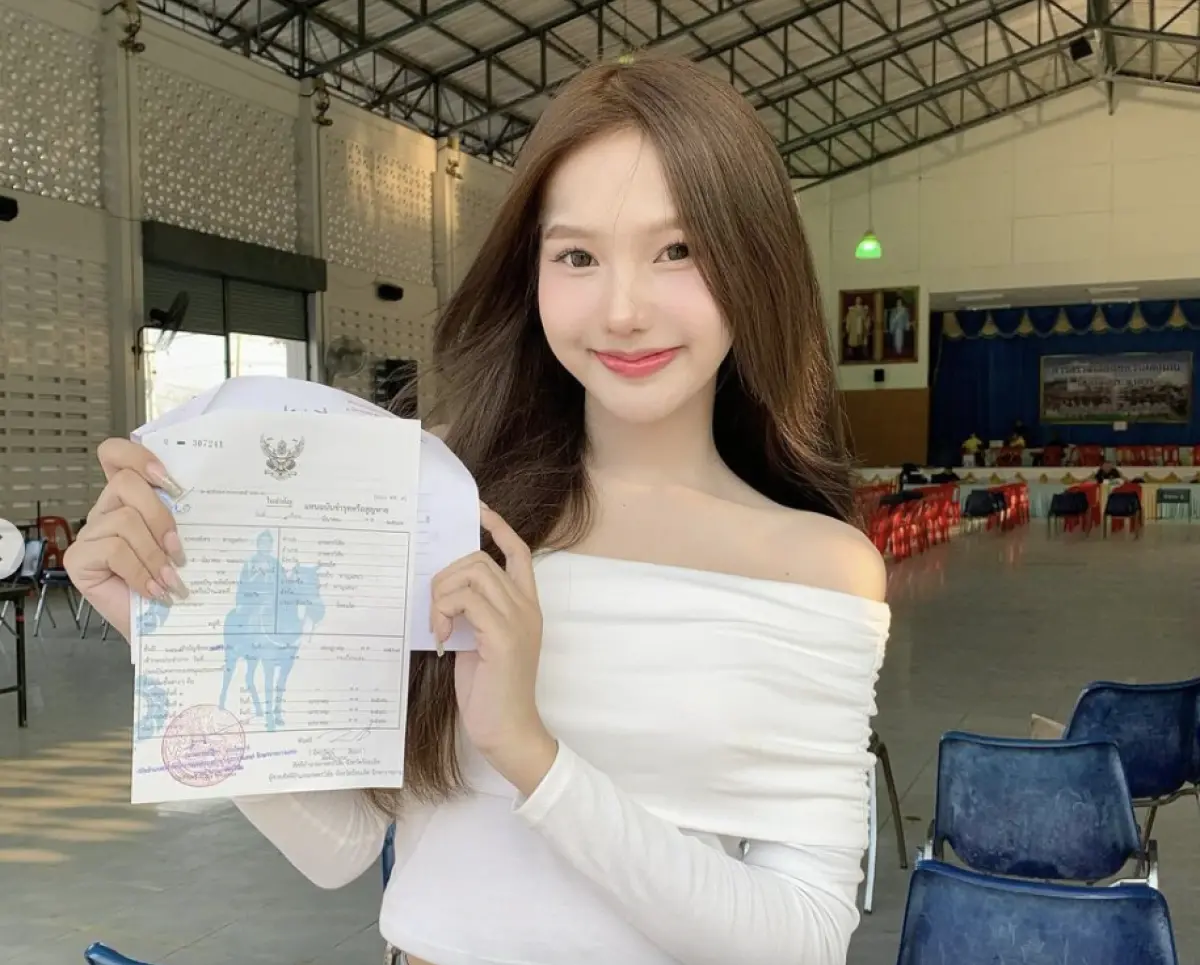 ▲今年泰國也出現兩名外貌出眾的徵兵天使，其中不只有選美皇后，還有散發清純氣息的校園大使。（圖／翻攝自IG＠rockprd_）