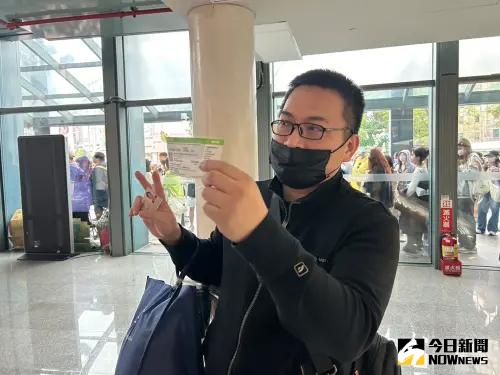 ▲46歲陳先生首次追星，成功買到IU台北演唱會門票。（圖／記者陳雅蘭攝）