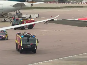 倫敦希斯洛機場驚傳「班機相撞」！兩飛機機身受損　目擊旅客嚇壞
