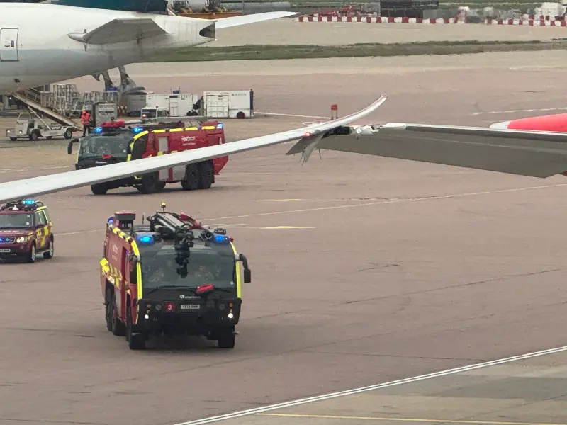 ▲英國倫敦希斯洛機場（Heathrow airport）今（6）日一輛Virgin 787班機與空中巴士A350在停機坪相撞，讓目擊的旅客嚇壞。（圖／翻攝自X）