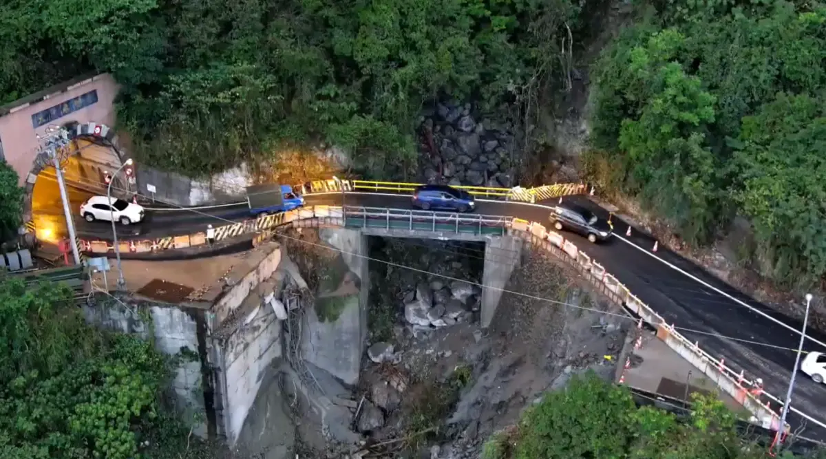 ▲下清水橋鋼便橋稍早搶通完成，18時起雙向放行小型車。（圖／交通部公路局東區養護工程分局提供）