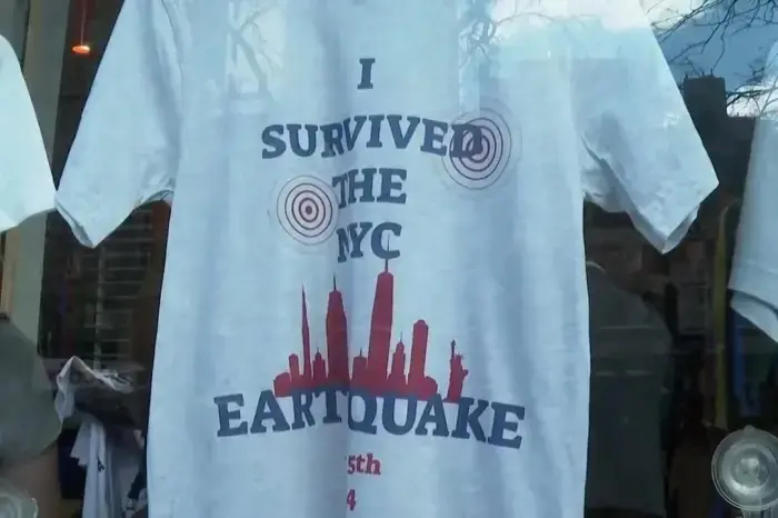 ▲有紐約店家在地震過後，隨即推出了一款「我從2024年4月5日紐約地震中倖存」紀念T恤。（圖／美聯社）