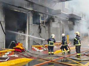 新北南亞林口二廠大火！濃煙狂竄傳出惡臭味　220名消防員急灌救
