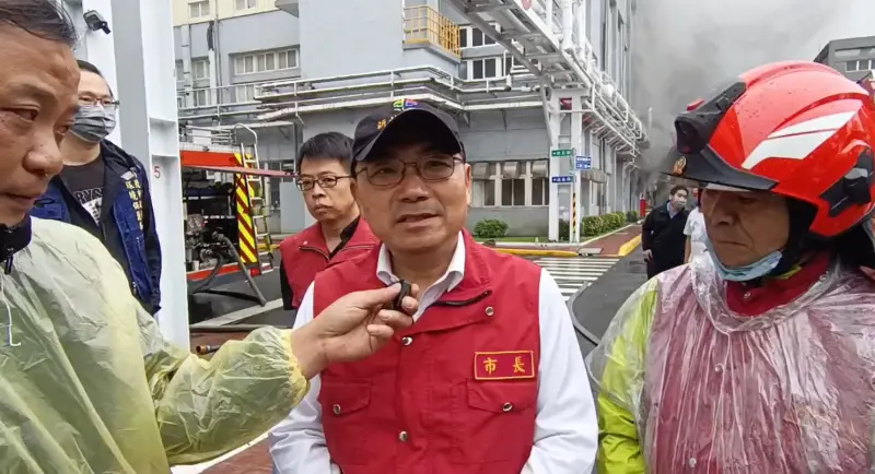 ▲7日凌晨，新北南亞林口2廠發生火警，市長侯友宜到場了解狀況。（圖／翻攝畫面）