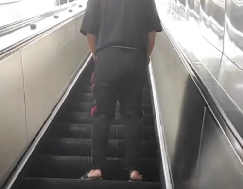 高捷電扶梯「尿尿伯」找到了！他稱：尿急沒想太多　警將依法開罰
