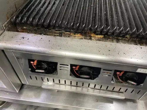 初瓦、嚮辣西門店疑食物中毒!髒亂廚房照曝光 1星負評慘況狂刷 ▲台北市衛生局至王品「初瓦」韓式料理、「嚮辣」和牛麻辣鍋廚房稽查。(圖/台北市衛生局提供)