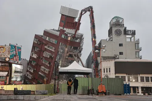 ▲天王星大樓預計7日下午恢復拆除作業。（圖／NOWnews攝影中心）