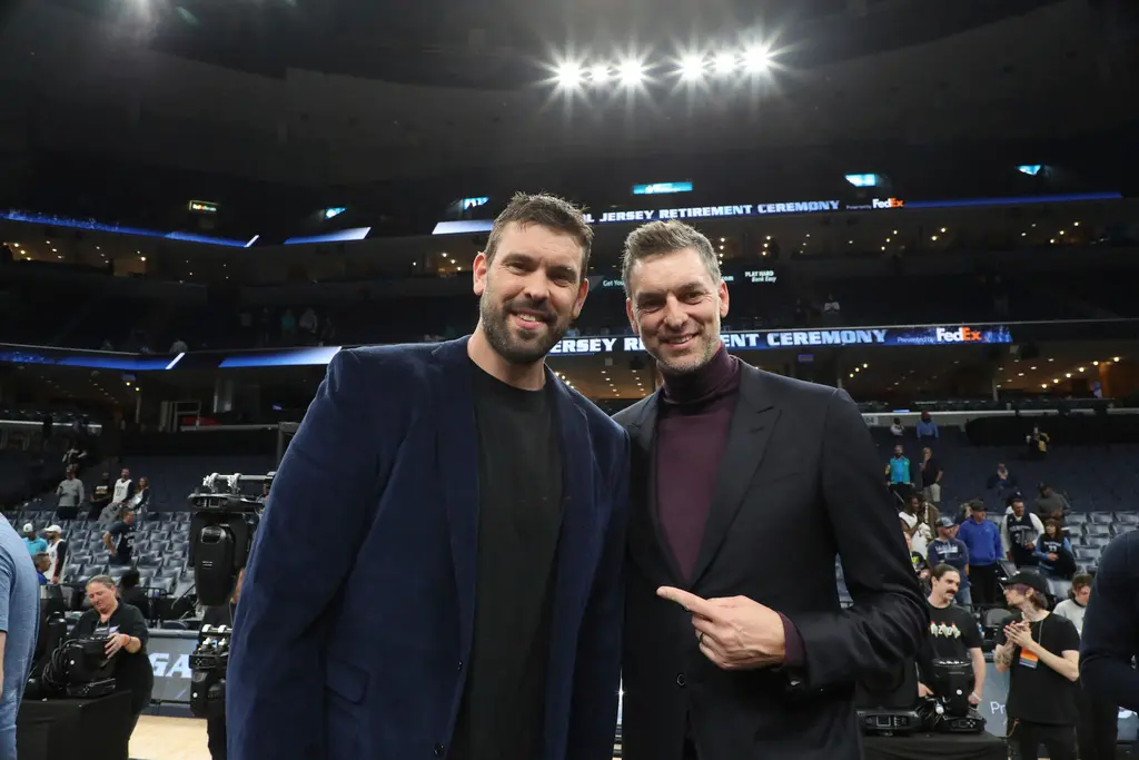 ▲NBA曼菲斯灰熊今（7）日在主場對上費城76人的比賽中，為球隊名將Marc Gasol（左一）舉辦他「33號」球衣的退役儀式，哥哥Pau Gasol也到場祝賀。（圖／美聯社／達志影像）