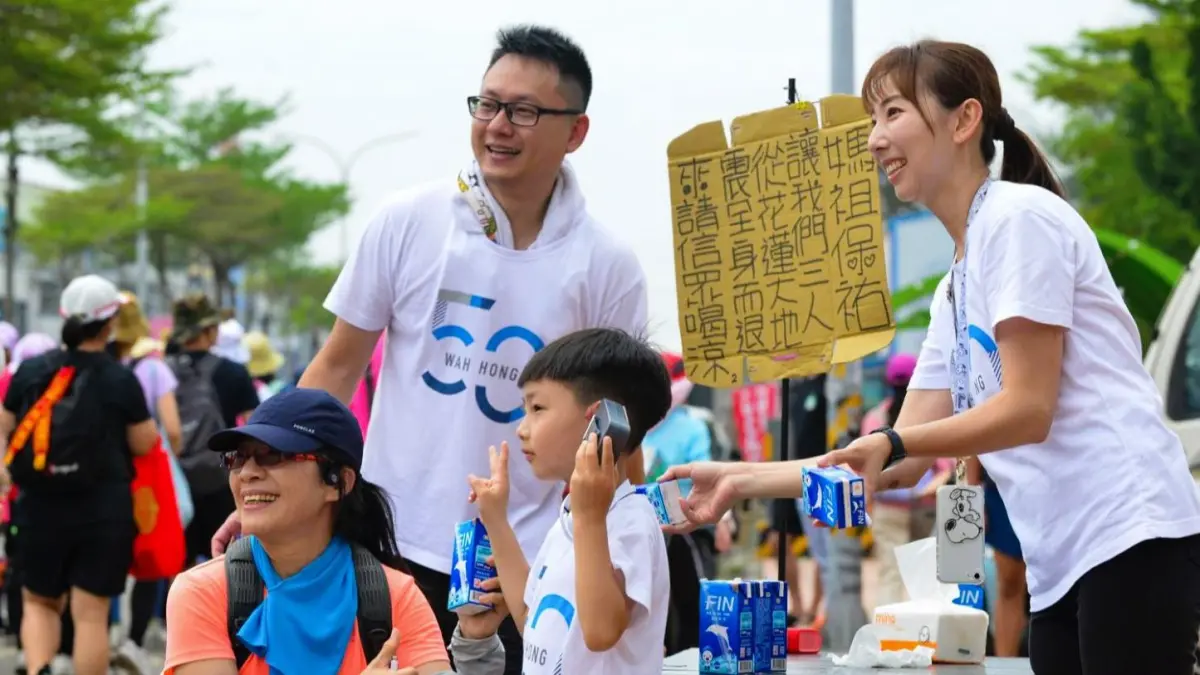 ▲大甲媽祖遶境9天8夜，在田尾國小前有一家三口舉牌感謝媽祖保佑，讓全家人從花蓮地震中全身而退，免費請信眾喝飲料。（圖／大甲媽祖教師研習團提供）