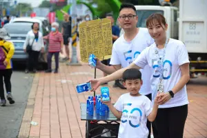 ▲有民眾感謝媽祖保佑，全家出動請進香信徒喝飲料。（圖／大甲媽祖教師研習團提供）