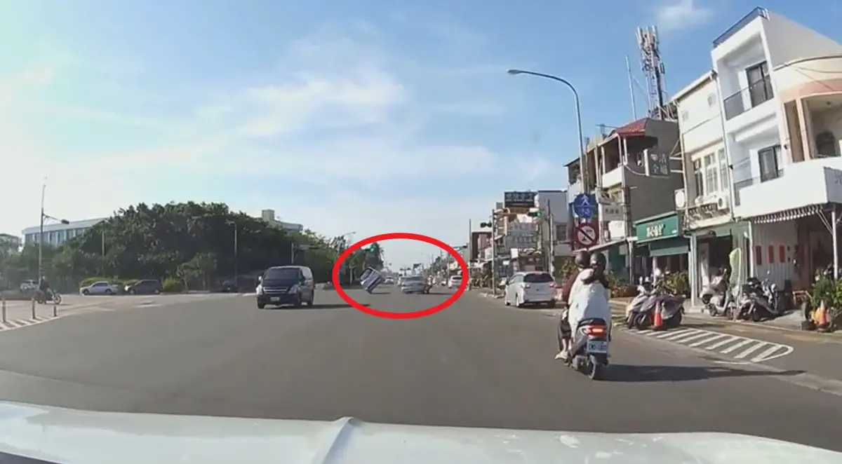 ▲周男突然鬼切撞上內側車道的休旅車，險些釀成翻車事故。（圖／翻攝畫面）