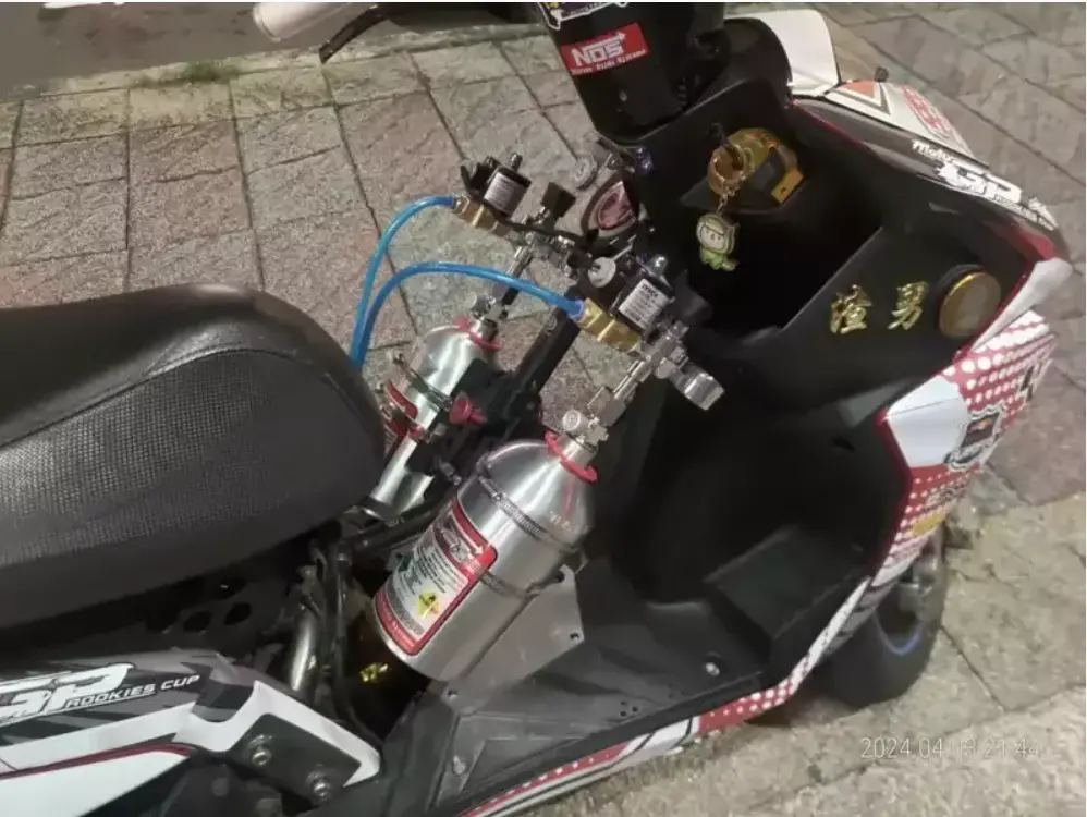 ▲林姓駕駛騎乘機車，竟學電影《玩命關頭》，加裝氮氣增壓系統（Nos），且林男3月底經攔檢噪音超標已被開罰3000元，二次超標將加倍處以6000元罰鍰。（圖／警方提供）