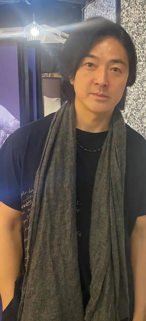 ▲今年56歲的鄭伊健保養得宜,彷彿歲月不曾在他臉上留下痕跡。(圖/小紅書) ▲今年56歲的鄭伊健保養得宜,彷彿歲月不曾在他臉上留下痕跡。(圖/小紅書)