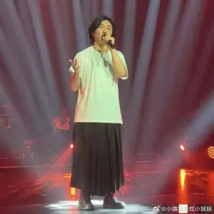 ▲鄭伊健澳門開唱,以輕便穿搭亮相。(圖/小紅書) ▲鄭伊健澳門開唱,以輕便穿搭亮相。(圖/小紅書)