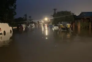 影／雪梨豪雨釀山洪！近2700戶居民撤離　火車、道路、機場皆受阻
