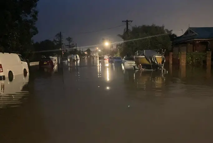 ▲雪梨週末接連豪雨，至少有2千戶當地居民遭撤離。（圖／翻攝自X）
