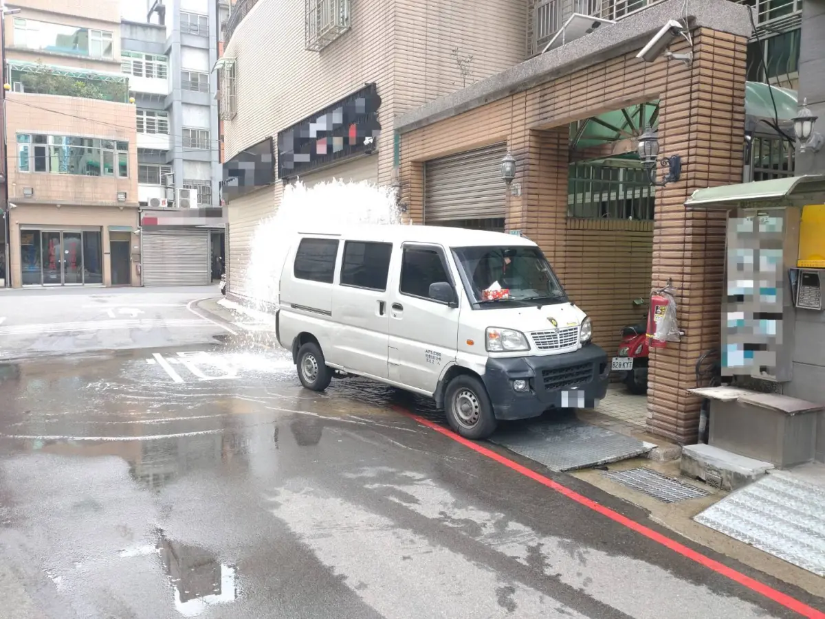 ▲廖姓男子開車使用手機分心，導致車輛失控撞斷消防栓。（圖／翻攝畫面）