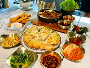 ▲主打韓式料理的初瓦，受到年輕族群歡迎，據傳台北捷運西門店開幕一年仍訂位困難。（圖／記者蕭涵云攝）