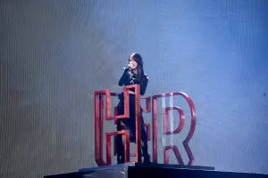 ▲IU演唱《唯一》發音標準,看到歌迷很滿意才終於放心。(圖/DAM 엔터테인먼트、寬魚國際) ▲IU演唱《唯一》發音標準,看到歌迷很滿意才終於放心。(圖/DAM 엔터테인먼트、寬魚國際)