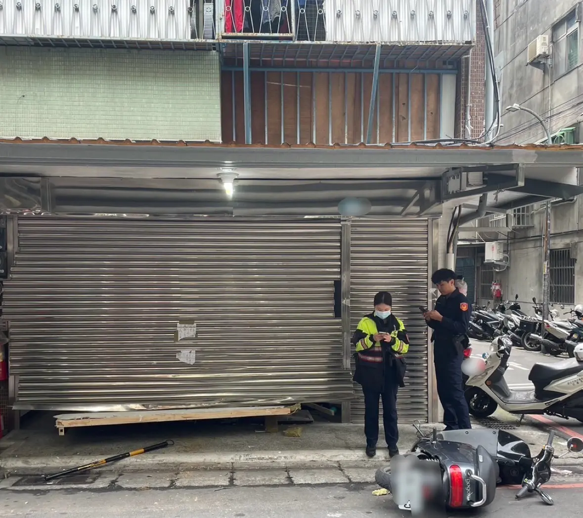 ▲蘇姓少年疑因不滿去年在北市一間KTV遭許姓男子毆打，今天下午竟開車衝撞對方常出沒的工程行。（圖／翻攝畫面）